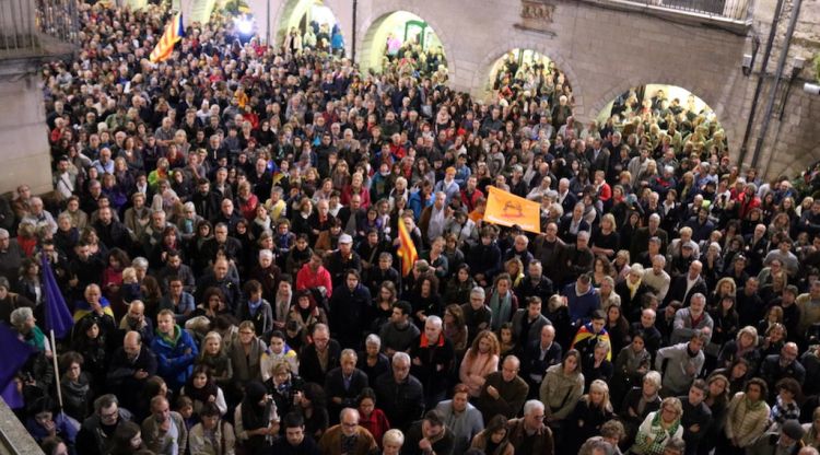 Pla general de la Plaça del Vi plena de gom a gom aquesta tarda. ACN