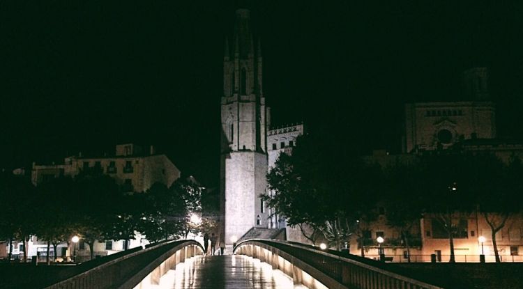 Sant Fèlix i la Catedral, en la penobra, una nit de fires. Mar Camps