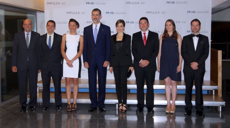 Foto de família dels reis d'Espanya, Felip VI i Letizia, acompanyats dels guardonats amb els Premis FPdGi 2015. ACN