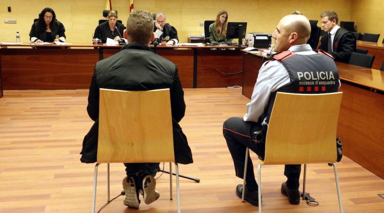 D'esquenes i custodiat pels Mossos d'Esquadra, l'acusat de violar una noia de 15 anys a Girona. ACN