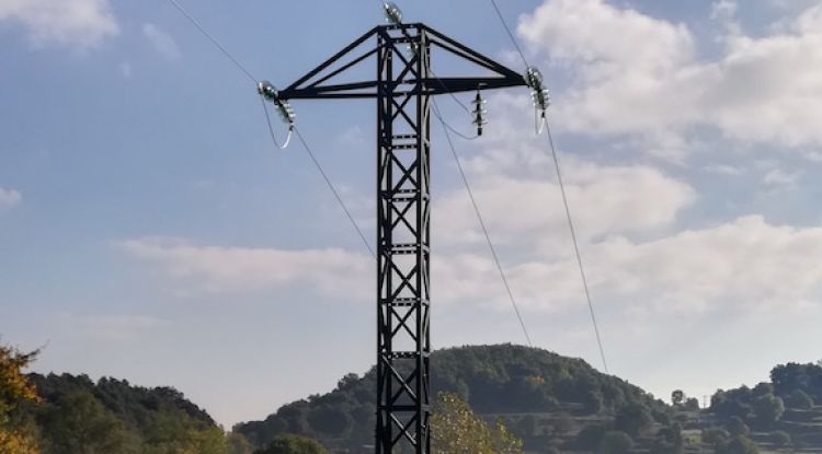 La línia aèria d'alta tensió que s'ha renovat a Santa Pau (Garrotxa)