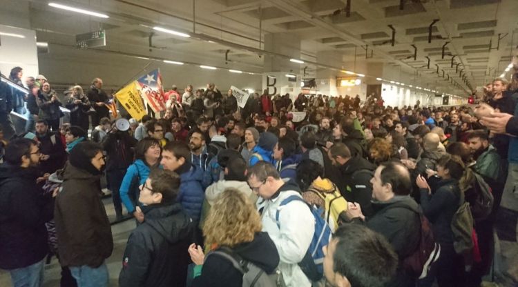 Els manifestants damunt la via del TAV a Girona. CDR Girona i Salt