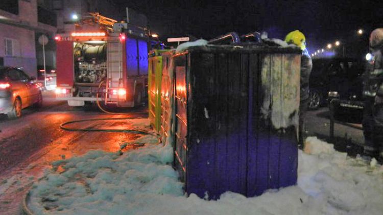 Un dels contenidors cremats la nit del divendres (arxiu)