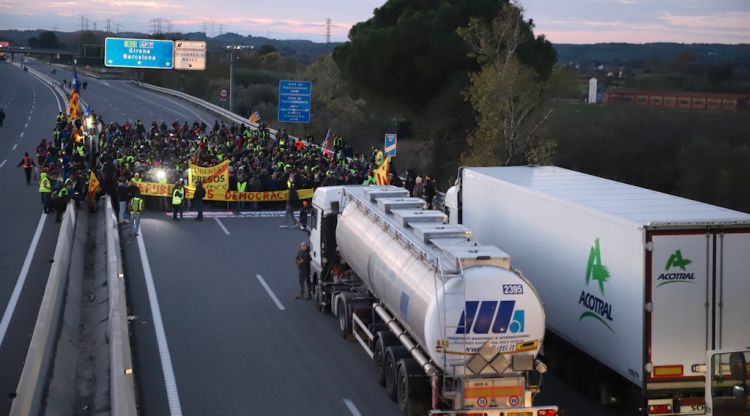 El tall de l'AP-7 a l'alçada de Borrassà (Alt Empordà) aquest vespre. ACN