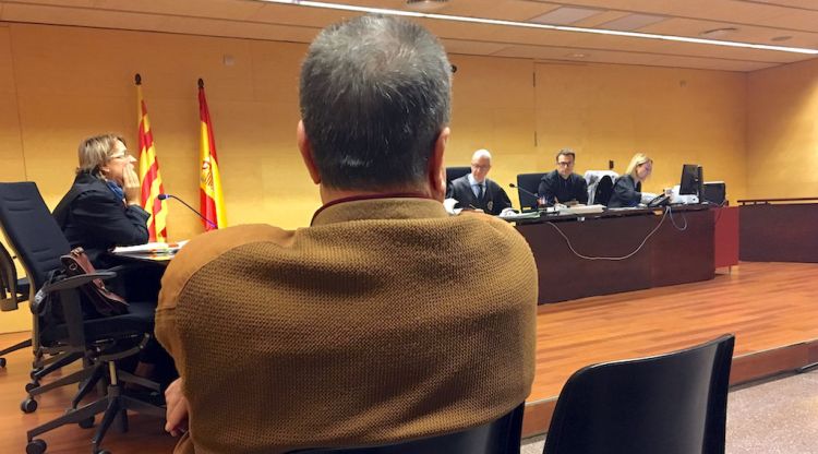 D'esquenes, l'exboxejador acusat d'apallissar i abusar sexualment de la parella a Sils, durant el judici. ACN