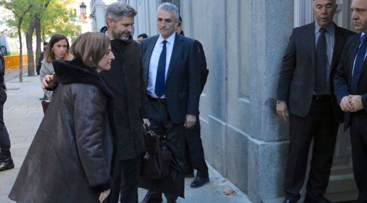 La presidenta del Parlament, Carme Forcadell, entrant amb el seu advocat, Andreu van den Eynde. ACN