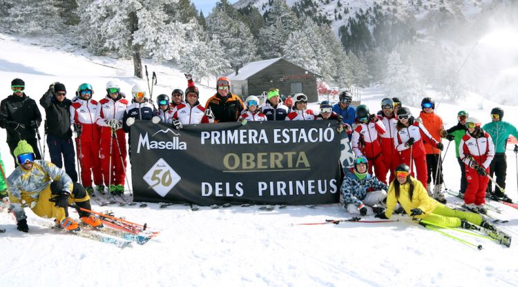 Els primers esquiadors de la Masella darrera una pancarta. ACN