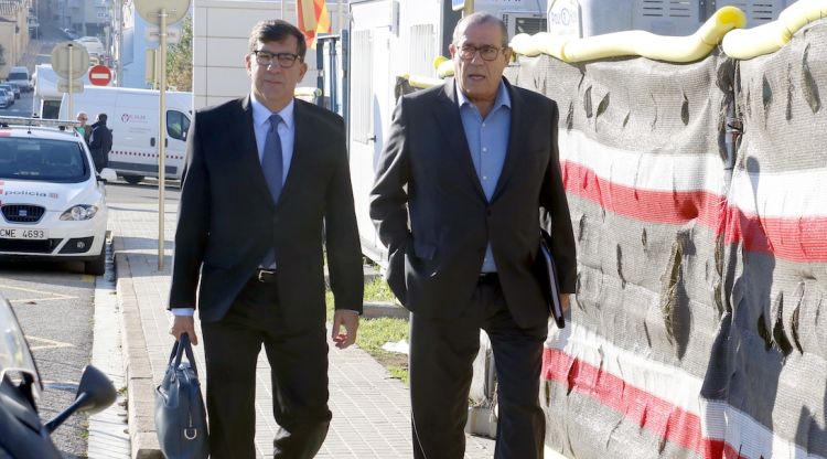 El conseller delegat d'Aigües de Blanes, Narcís Piferrer i el seu advocat, arribant als jutjats. ACN