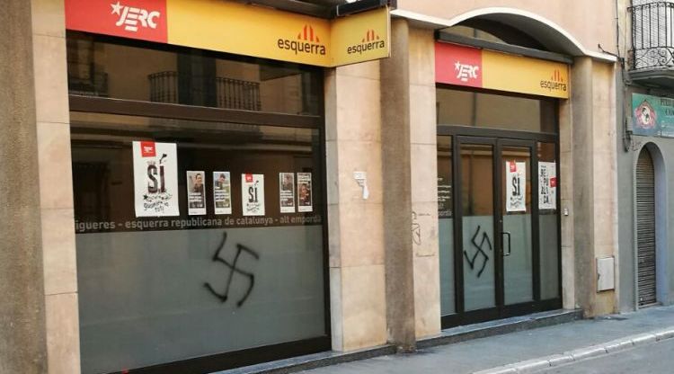 La façana de la seu ha aparegut pintada aquest matí
