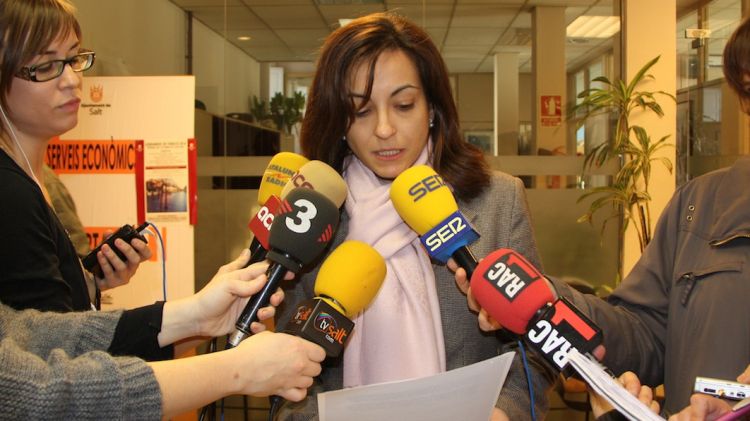 L'alcaldessa de Salt, Iolanda Pineda, llegint el comunicat on reclama una resposta 'ferma i contundent' © ACN