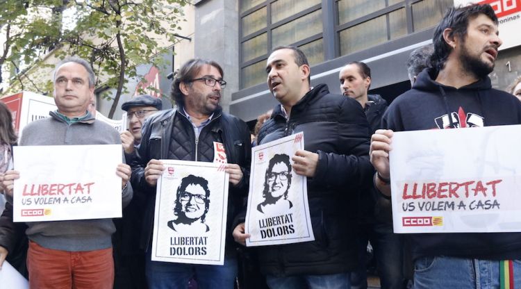 Al centre, els secretaris generals d'UGT i CCOO, Camil Ros i Javier Pacheco, en la concentració d'aquest matí. ACN