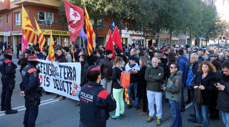 La concentració davant la comandància de la Guàrdia Civil de Girona, aquest matí. ACN