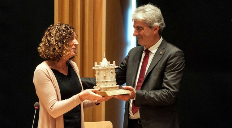 L'alcaldessa accidental de Blanes, Pepa Celaya, entregant la Font Gòtica a l'exalcalde Miquel Lupiáñez. ACN