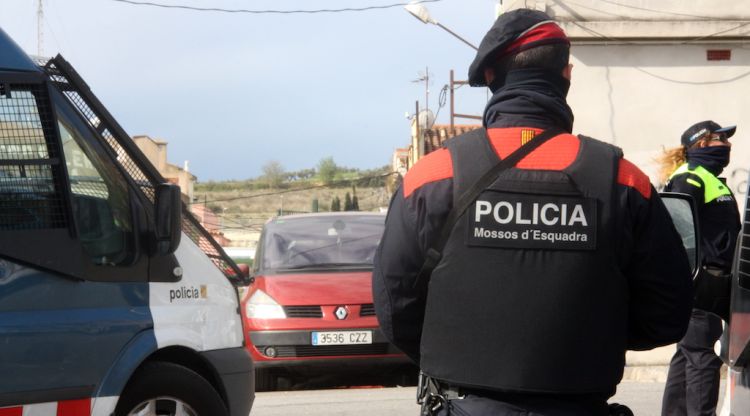 Un agent dels Mossos d'Esquadra d'esquena, desplegat al barri gitano de Figueres. ACN
