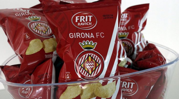 El nou envàs de patates de Frit Ravich que porta la imatge del Girona FC. ACN