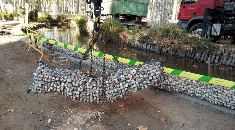 Els rotlles que s'estan instal·lant a l'entorn del canal dels jardins de la Devesa