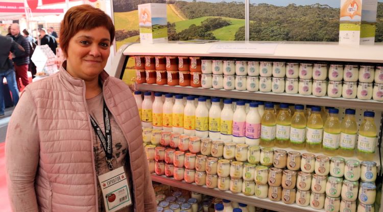 Gerent de Mas Mercè, Natàlia Rich, davant un expositor de productes de Làctics Peralada. ACN