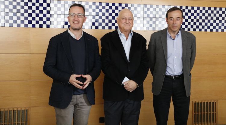 L'alcalde d'Olot, Josep Maria Corominas, al mig i acompanyat dels dos primers tinents d'alcalde, Pep Berga i Estanis Vayreda. ACN
