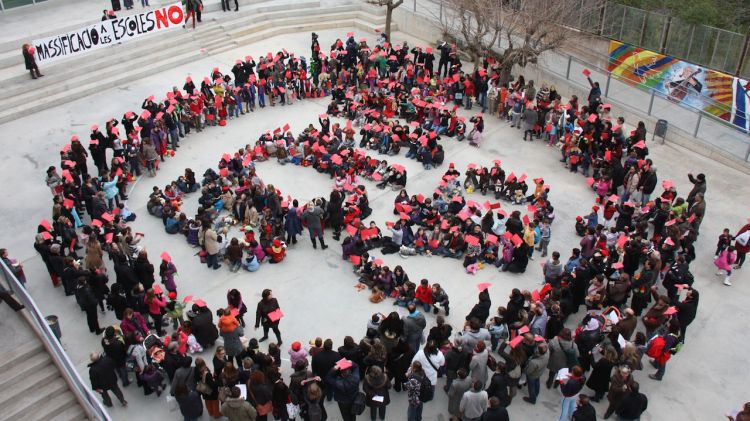 Els manifestants s'han aplegat al pati del centre © ACN