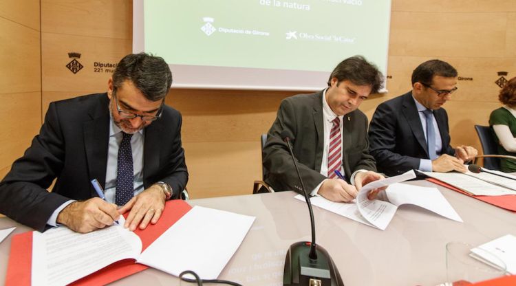 L'acte de signatura entre representants de la Diputació de Girona i la fundació Obra Social "la Caixa"