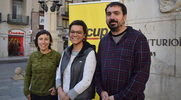 D'esquerra a dreta, els caps de llista de la CUP per Girona, Laia Pèlach, Natàlia Sànchez i Dani Cornellà. ACN