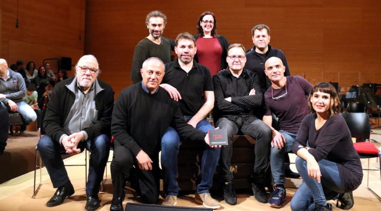 L'equip tècnic i musical de la SCCC amb el director de Metalquímia, Josep Lagares, al mig. ACN