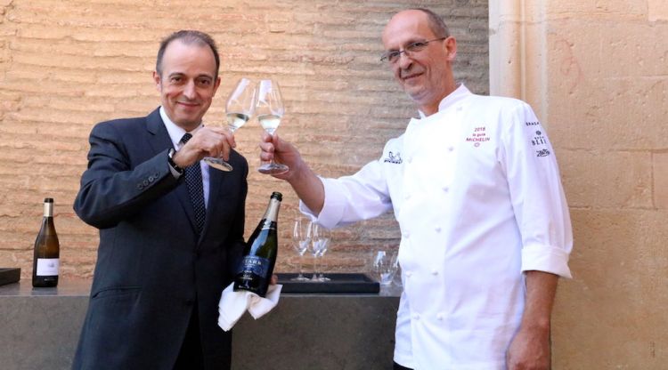 El cap de sala, Toni Gerez, i el xef, Xavier Sagristà, a la terrassa del Castell Peralada Restaurant