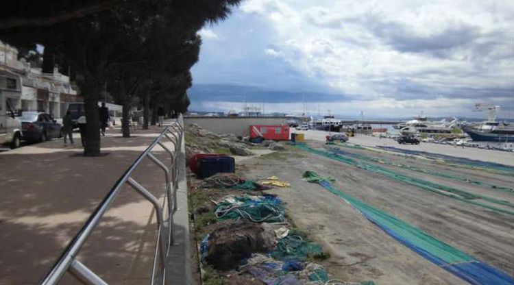 La zona del port pesquer de Roses on s'actuarà per allargar el passeig i crear un mirador