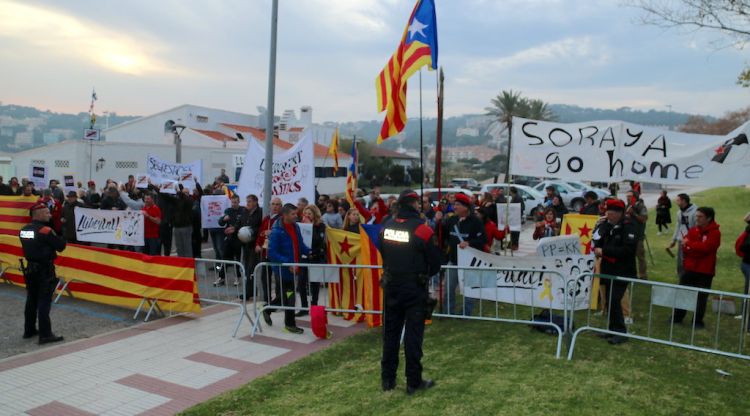 Un tram de la concentració convocada pels CDR i la CUP contra la presència de Sáenz de Santamaría a S'Agaró
