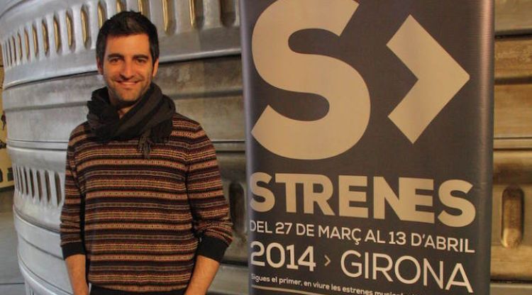 Joan Dausà davant un cartell del festival Strenes el 2014. ACN