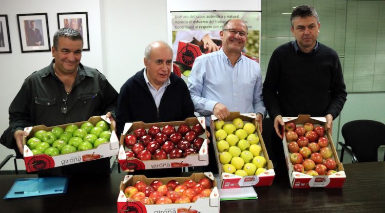 Sindicats i empresaris de Poma de Girona amb caixes d'aquesta fruita. ACN