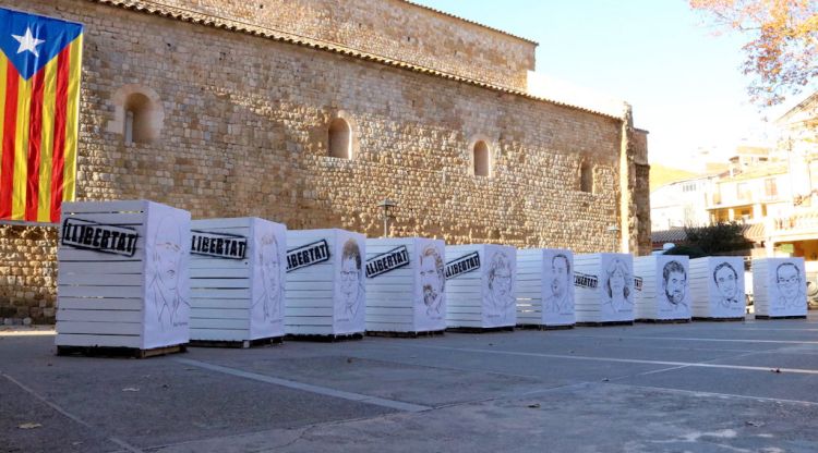 Les escultures fetes amb palets i les cares dels consellers empresonats i els 'Jordis' instal·lades a la plaça de Lladó. ACN