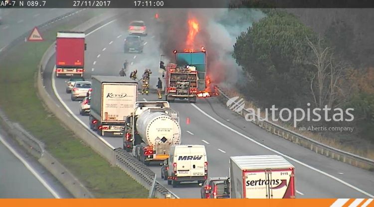 El camío cremant a peu d'autopista