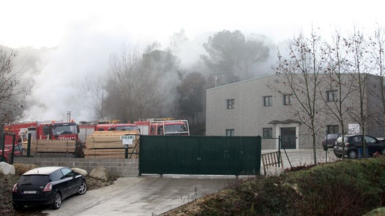 L'incendi ha afectat la nau propera a l'empresa on s'hi acumulen fustes tractades © ACN