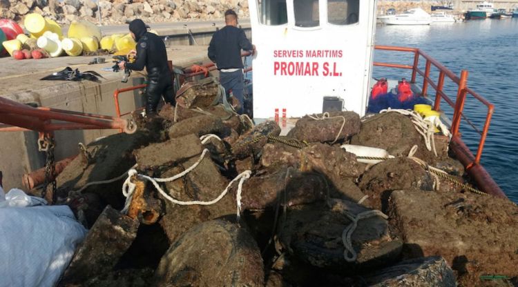 El material acumulat al fons marí de l'Escala que una embarcació especialitzada ha recollit