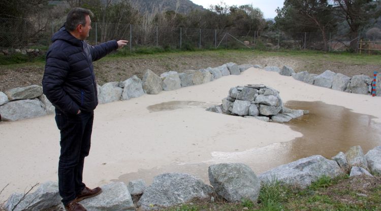 L'alcalde del Port de la Selva, Josep Maria Cervera, mostrant una de les basses d'infiltració. ACN