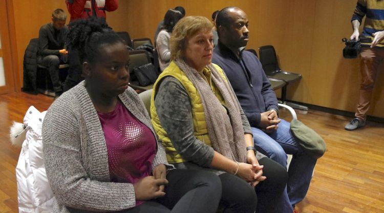 Els pares que van conviure setmanes amb el fill mort, asseguts al banc dels acusats del Jutjat penal 1 de Girona. ACN
