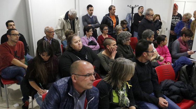 Veïns i l'alcalde de Sant Julià de Ramis seguint el ple de dissolució de Medinyà. ACN