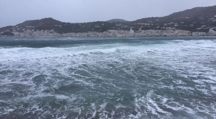 L'onatge a Port de la Selva. Tramuntana.TV