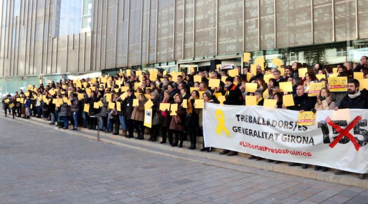 Els treballadors de la Generalitat a Girona concentrats per xiular la decisió del Tribunal Suprem. ACN