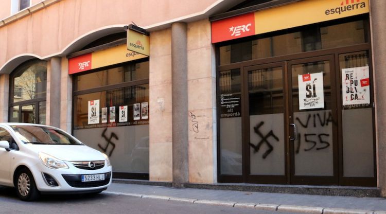 Les pintades que han aparegut a les portes d'ERC a Figueres amb símbols nazis i a favor del 155. ACN