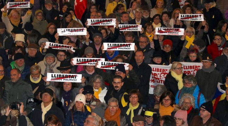 Gironins durant la concentració a la plaça del Vi amb cartells amb el lema "Llibertat presos polítics". ACN