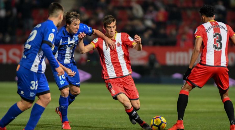 Pere Pons en una jugada dunart el partit. Girona FC