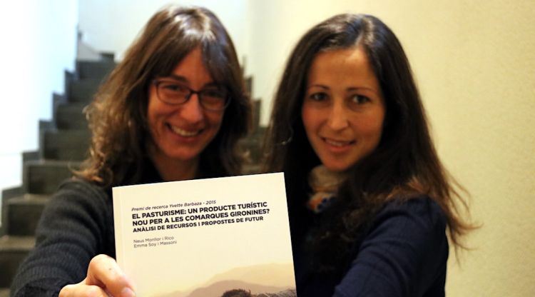 Les autores de l'estudi sobre 'pasturisme', Neus Monllor i Emma Soy, amb un exemplar del llibre editat. ACN