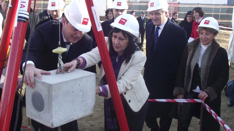 Posada de la primera pedra de la promoció d'habitatges assequibles a Banyoles © AG