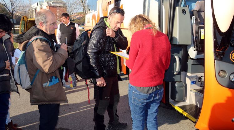 Un jove entrant en un dels autobusos que va a la manifestació de Brussel·les. ACN