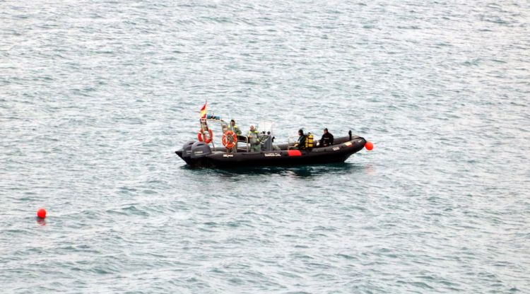 Una de les embarcacions de la Guàrdia Civil amb bussejadors buscant el submarinista desaparegut. ACN