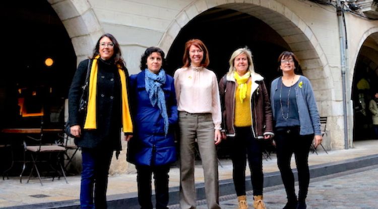L'alcaldessa de Girona amb integrants de l'Associació Catalana de Drets Civils, aquest matí. ACN