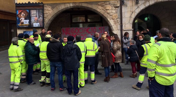 Treballadors de l'Ajuntament recollint signatures en contra de la valoració de llocs de treball