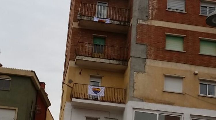 Les pancartes clavades dels balcons